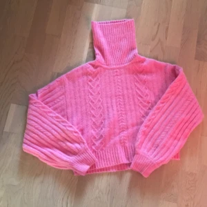 Stickad  tröja  - En rosa stickad tröja från H&M, helt oanvänd. Säljer den pågrund av att inte den inte är min klädstil. Original pris 299kr storlek XS. Den har även mönster på sig hjärtformade. Skriv privat för mer bilder.