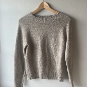 Veromoda beige stickad tröja  - Från VeroModa storlek XS. Vid frågor är det bara att skriva. Köparen står för frakt, kan även mötas upp 