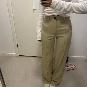  Beiga kostym byxor - Ett par jätte fina långa beiga kostymbyxor.Från pull & bear,som även är i bra skick, då dem har varit för långa för mig har jag inte haft många tillfällen att använda dem.perfekta för dig som är 160cm+