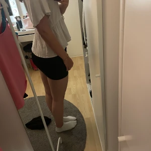 Mini kjol - Mini kjol med shorts inuti, såå fin men tyvärr för liten på mig (aldrig använd) 💕🙏🏻