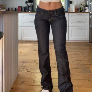 Mörkblåa lågmidjade jeans från Lee. Vida ben. Storlek W29 L33. Midjemåttet är 81cm och innerbenslängden 83cm.
