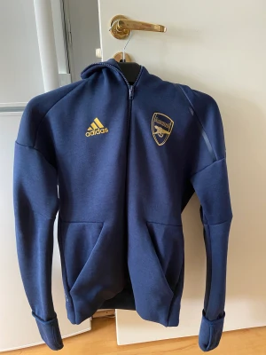 Adidas Arsenal Hoodie - Arsenal hoodie som har blivit för liten 