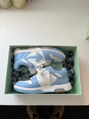 Off White “out of office” - Säljer dessa Off White skor Size: 40 Cond: 9/10 Pris: 2500:-  Skriv för fler bilder eller frågor 😁  150+ refs