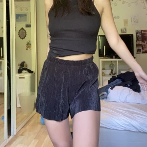 Räfflade shorts - Svarta flowy shorts sitter skönt och luftigt❤️ gott skick!