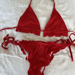ALLT ÄR TVÄTTAT‼️‼️ Röd bikini i storlek S, kan justera mindre med banden. ❤️