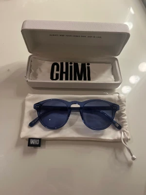 Chimi solglasögon  - Detta är ett par nästan helt oanvända chimis. Säljer eftersom att de inte kom till användning! Är köpta för ca 1-2 år sedan därför finns inte modellen kvar! Nypris är 1200 men säljer för 500 kr💕 priset går att diskutera 