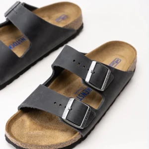 Birkenstock Arizona - Använda en sommar men fortfarande gott skick. Har insett att de är för stora för mig.💔 Är i äkta läder, med narrow fit. Se deras hemsida för sizeguide. Kan fraktas i en orginallåda från Birkenstock