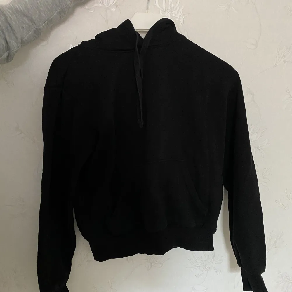 Säljer en svart hoodie i storlek xs. Användt väldigt mycket men fortfarande i fint skick. . Hoodies.