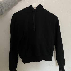 Säljer en svart hoodie i storlek xs. Användt väldigt mycket men fortfarande i fint skick. 