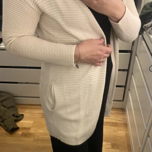 Kofta - Kofta med fickor från H&M. Lite oversized. Storlek xs/s i färgen beige.  Plagget finns i Ursvik, Sundbyberg om du önskar hämta det.