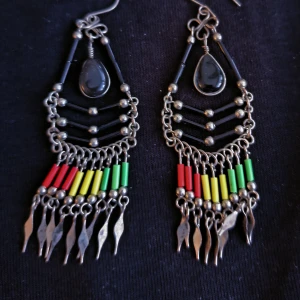 Örhängen  - Handgjorda av metall och plast svart 