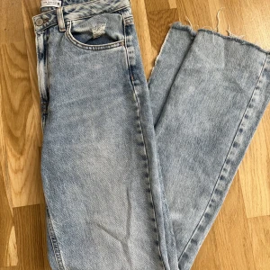 Zara jeans  - Zara jeans i storlek 36. Använda ett fåtal gånger. Väldigt fint skick. Är en slit vid benet på sidan. Brukar vara en 38 så är stora i storleken 