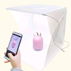 Box med LED-lampa för att ta snygga bilder på föremål.  Perfekt för dig som säljer mycket.  Detta ingår i paketet: ➕️ Bas med LED-ljus (fotograferings-box) ➕️ 2 st bakgrunder (svart & vit) ➕️ USB-sladd för lampan ➕️ Förvarings-väska