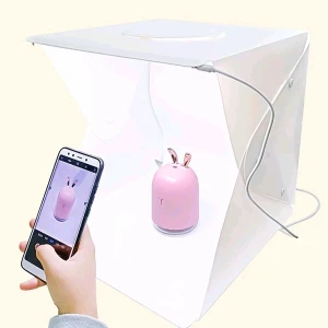 NY - Fotografering box med LED-lampa  - Box med LED-lampa för att ta snygga bilder på föremål.  Perfekt för dig som säljer mycket.  Detta ingår i paketet: ➕️ Bas med LED-ljus (fotograferings-box) ➕️ 2 st bakgrunder (svart & vit) ➕️ USB-sladd för lampan ➕️ Förvarings-väska