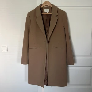 Kappa - Brun kappa från GANT. Nypris 4000kr. Priset kan diskuteras vid snabb affär 🥰