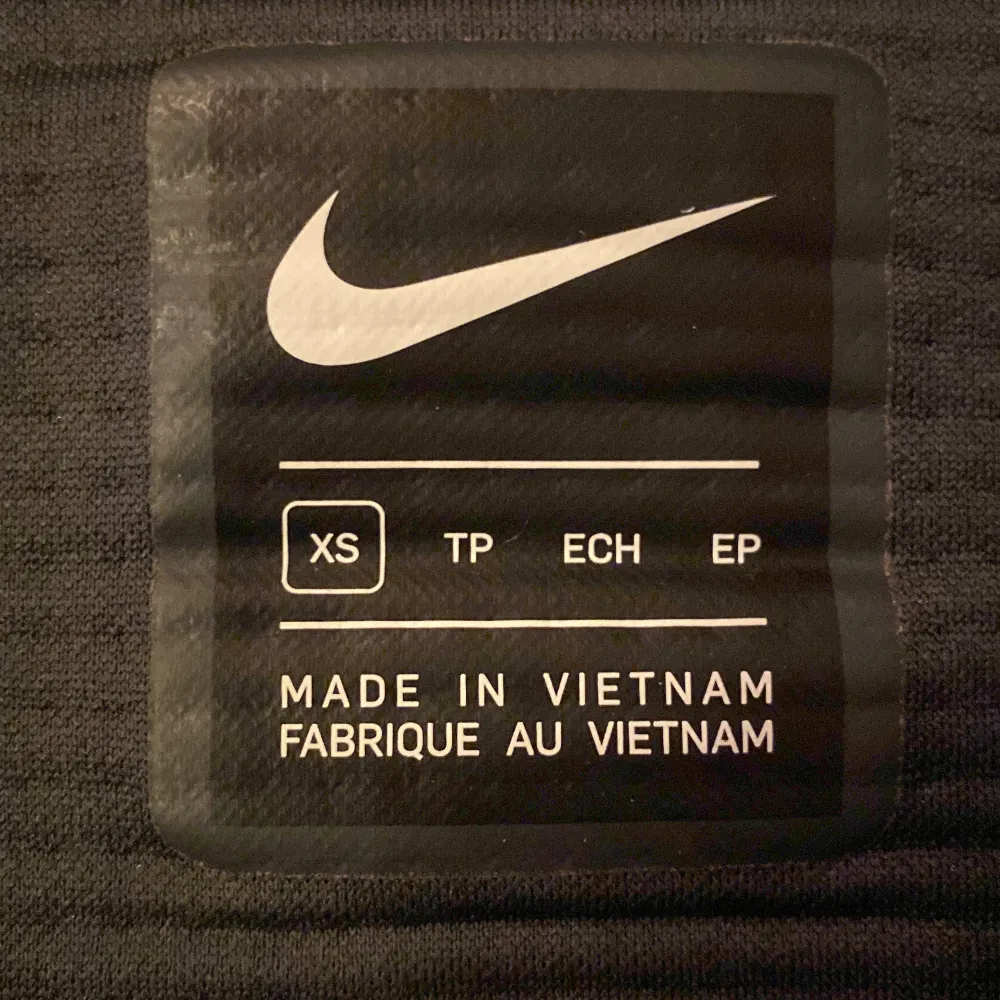 Nike Tech Fleece Herr - Svart Använd ett par gånger men är helt fresh inga konstigheter. Köpt från Zalando så den är helt äkta :) . Hoodies.