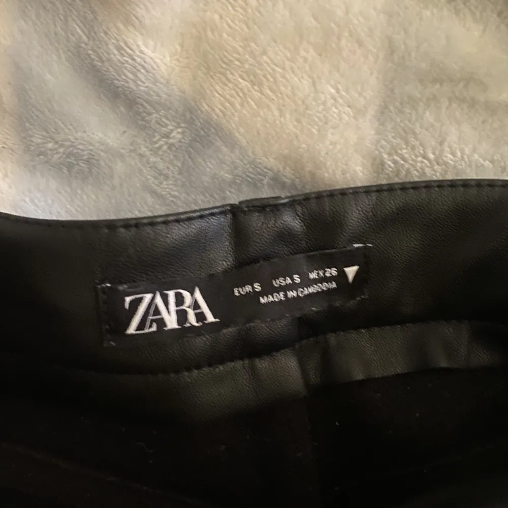 Supersnygga skinnbyxor från zara som sitter så fint 😍😍 storlek S, kommer tyvärr inte till användning . Jeans & Byxor.