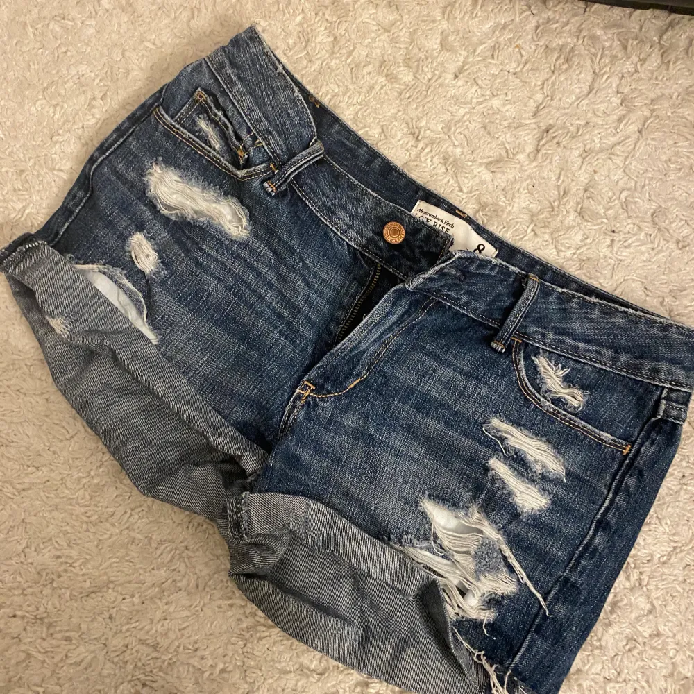 Ett par lågmidjade jeansshorts från Abercrombie i strl 8 (ungefär 38). Shorts.