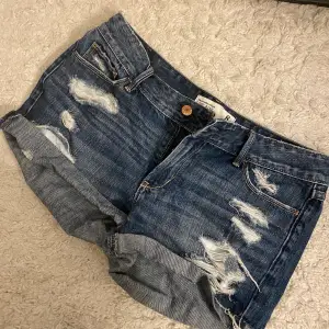 Ett par lågmidjade jeansshorts från Abercrombie i strl 8 (ungefär 38)