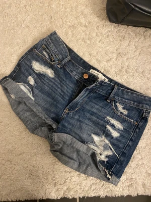 Lågmidjade jeans shorts - Ett par lågmidjade jeansshorts från Abercrombie i strl 8 (ungefär 38)