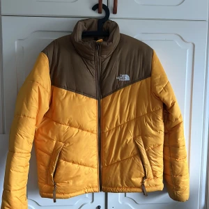 North Face buffer jacket  - Tjenare nu säljer jag min North face buffer jacket som jag köpte för ungefär 2 års sedan. 