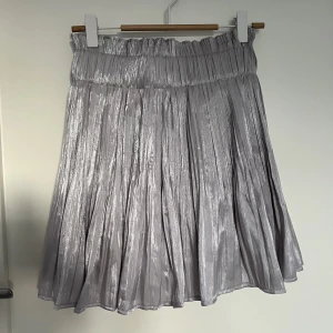 Kort kjol - Så fin silvrig kjol! Perfket till fest🤍