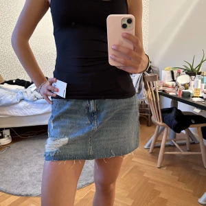 Zara jeanskjol  - En jeanskjol från zara som fortfarande har lappen kvar. Säljer pga att den var för stor. Nypriset ligger på 359 kr. Hör av er om ni har några frågor 💞