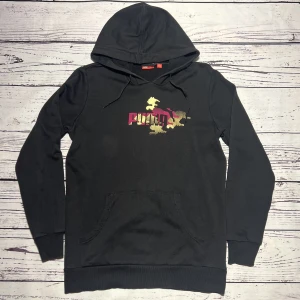 Puma Hoodie Svart - Märke: Puma Typ: Hoodie Färg: Svart Kroppstyp: Unisex Skick: Mycket Bra   Sparande av miljö  30x  lägre utsläpp jämfört med ny vara Sparat vatten ca 3950 liter Sparat CO2 ca 6.8 kg
