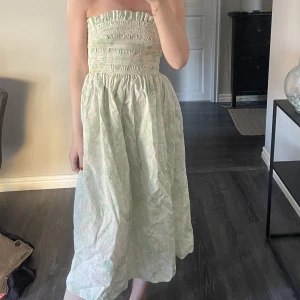 Sommarklänning från HM - (Ostruken) sommarklänning från HM i grön-melerad färg. Använd en gång. Perfekt midsommarklänning!🌸🌸