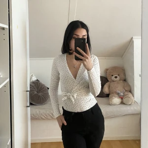Prickig body strl XS - Säljer denna prickiga bodyn från Boohoo i storlek XS, då jag inte använder den längre🤍 