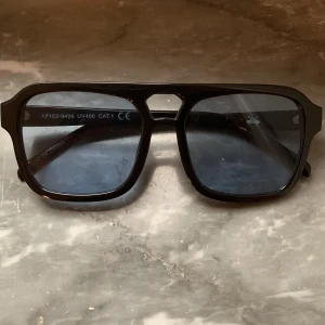 Coola solglasögon  - Ett par jätte balla solglasögon ifråm Gina tricot. Säljer de pga de kom aldrig till användning💙