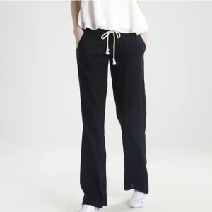 OANVÄNDA ROXY LINNEBYXOR🤩 - Säljer nu dess HELT OANVÄNDA svarta Lågmidjade Roxy linnebyxor!! ALLA PRISLAPPAR KVAR🤩🫶Perfekt nu till sommaren så passa på!💘🤩(köp direkt=800) Storlek XS💓