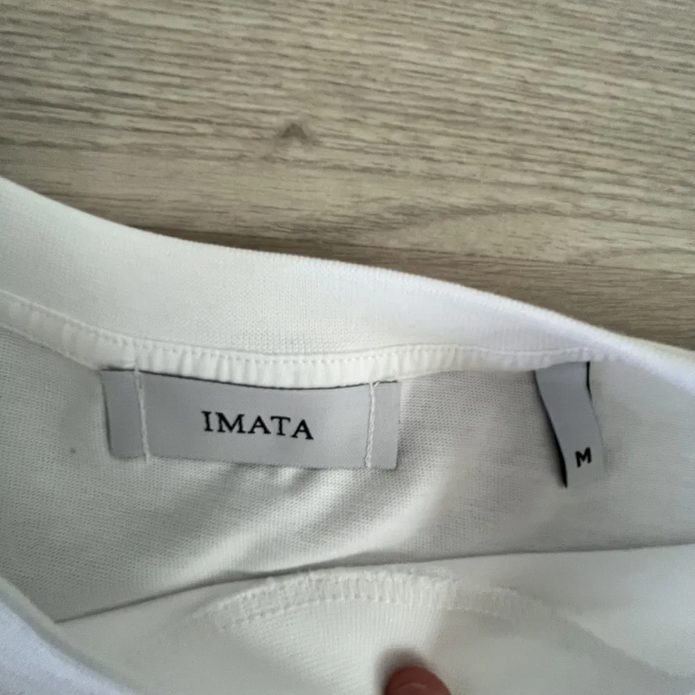 Designat av ett svenskt märke, IMATA, bra skick, bra kvalite, använd 1 gång, passar lite oversized/boxy. T-shirts.