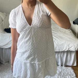 Vit klänning - Vit klänning med volanger. Passar perfekt till student eller skolavslutning! Inga tecken på användning. (Andra bilden lånad)