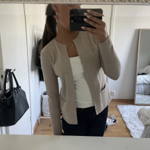 Beige kofta - Jättesöt kofta med fickor! 