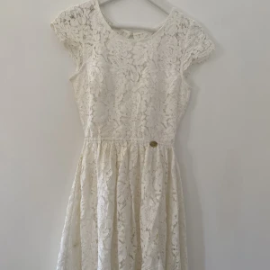 Vit klänning  - Vit klänning i spets stl34. Öppen i ryggen. 