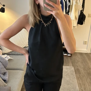 Topp - Superfin topp från BikBok i storlek xs, säljer för jag tycker den känns lite för stor. Sparsamt använd. 