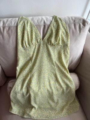 Klänning  - Gul somrig klänning i nyskick, aldrig använd. Storlek L men något liten.