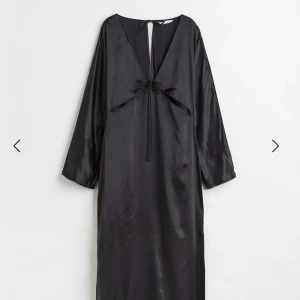 Satinklänning - Säljer denna fina satinklänningen i svart. Sitter så fint och är hur skön som helst nu i sommar. Köpte dubbletter så säljer en omvänd🥰