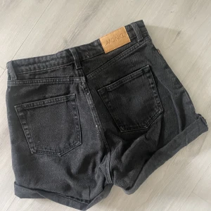 Jeansshorts - Svarta jeansshorts från MONKI. Ganska basic och sitter väldigt bra på mig som har storlek M. 