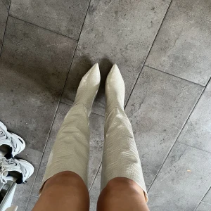 Stövlar med klack  - Jättesnygga och sköna stövlar med klack, stl 39. Fint skick!