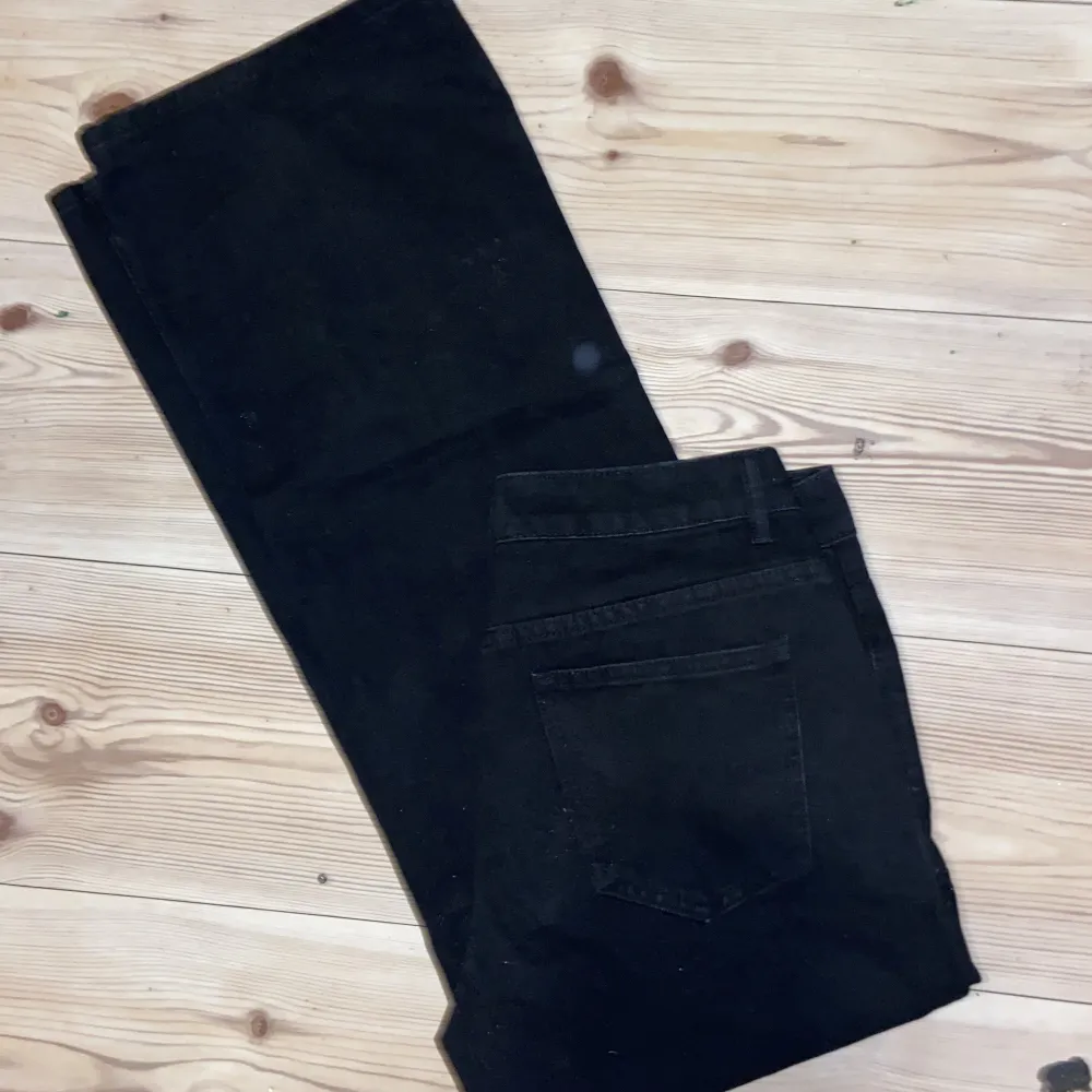 Lågmidjade baggy jeans. Köpt på shein för ca 300kr. Midjemått: 80 cm || innerbenslängd: 83,5 cm. Jeans & Byxor.