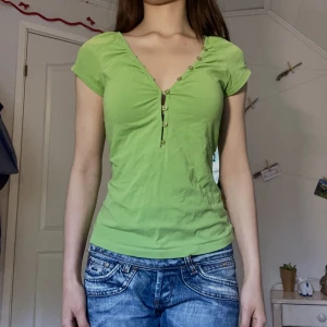 Grön topp - Söt somrig grön topp med knappar längst the neck-line<3
