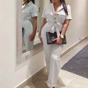 Linne jumpsuit/byxdress i strl 34 - Beige jumpsuit/byxdress i linnematerial, strl. 34. Använd 2 ggr.