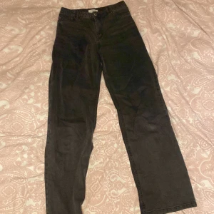 Svarta Lindex jeans - Säljer dessa svarta jeans ifrån Lindex då det blivit för korta. Väldigt andvända men helt ok skick❤️💕😍köparen står för frakten 👍💗