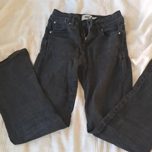 Utsvängda jeans  - Passar inte längre är i bra skick och är i storlek 140 