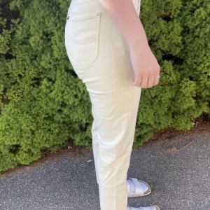 Lee Carol byxor - Storlek: W29 L33 Normala i storlek & ankellånga + högmidjade. Snygga & stretchiga byxor från lee, aldrig använda och i perfekt skick!