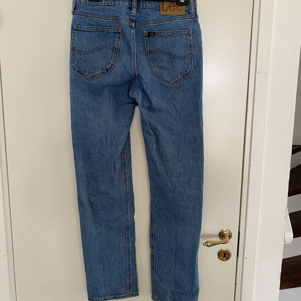 Ett par Lee jeans som säljs då dom inte kommer till användning. Sitter bra på mig som är 180cm! Använts mycket men är fortfarande i fint skick.. Jeans & Byxor.