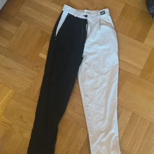 Svart vita byxor  - Jätte fina byxor som jag tyvärr måste sälja då de inte passar mig längre<3 rätt små i midjan :3
