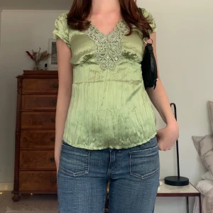 Grön sidenblus - Blus/topp i sidenaktigt material och med pärlor och broderier runt halsen, originellt från Indiska! 💞